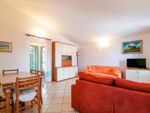 sala de estar con sofá y mesa en Cala Francese Apartments, en Capo Testa