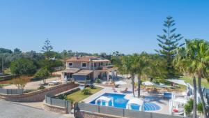 widok z lotu ptaka na dom z basenem w obiekcie Muroo - 2520 Mallorca w mieście Muro