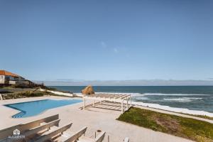 una piscina con vistas al océano en Casa da Azenha Deluxe, en Santa Cruz