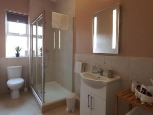 Ένα μπάνιο στο Kingsholm Guest House +46 φωτογραφίες
