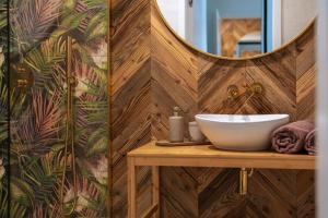 a bathroom with a sink and a mirror at Apartament J&T Mrągowo in Mrągowo +16 photos