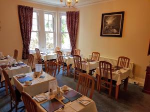 een restaurant met tafels en stoelen in een kamer bij Kingsholm Guest House in Torquay
