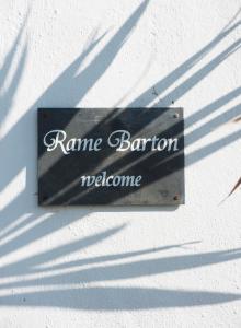 Un cartello che dice nome Barry benvenuto in un edificio di Rame Barton Guest House and Pottery a Cawsand