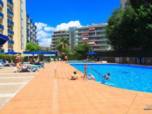 The swimming pool at or close to APARTBEACH ALBORAN 405 CON PISCINA y CLIMATIZADO