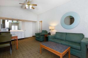uma sala de estar com um sofá e uma mesa em La Quinta Inn Tampa Airport Stadium Westshore em Tampa