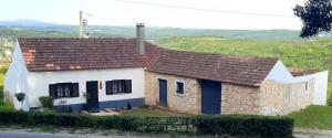 a small white house with a red roof at Casal Mala-Posta in Rio Maior