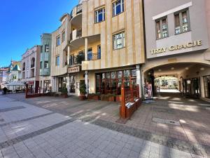 pusta ulica w mieście z budynkami w obiekcie Azja, Sopot Monte Cassino, Balkon, Parking w mieście Sopot