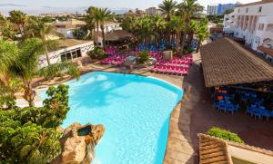 an overhead view of a pool at a resort at Diverhotel Roquetas in Roquetas de Mar