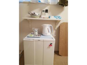 małą białą szafkę z czajnikiem do herbaty w obiekcie Tokyo stay Hut SARI - Vacation STAY 27260v w Tokio