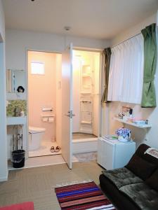 um pequeno quarto com casa de banho com WC em Tokyo stay Hut SARI - Vacation STAY 27260v em Tóquio