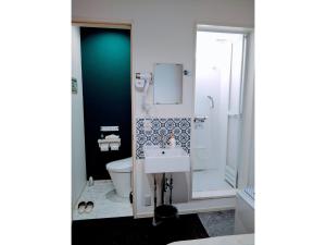 łazienka z toaletą i umywalką w obiekcie Tokyo stay Hut SARI - Vacation STAY 27239v w Tokio