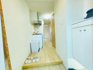 Un pasillo con una habitación con cocina y una habitación con en Nishishinjuku 902, en Tokio