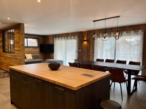 a kitchen and dining room with a table and chairs at Appartement les Clochettes 1 - Pied des pistes in Les Deux Alpes