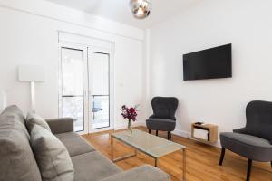 A television and/or entertainment centre at Wonderful Central Athens 2 Bedroom 2 Bath Sleeps 8