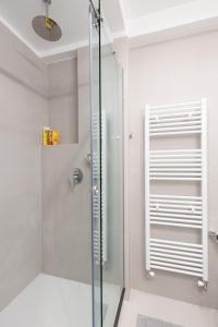Kúpeľňa v ubytovaní Wonderful Central Athens 2 Bedroom 2 Bath Sleeps 8