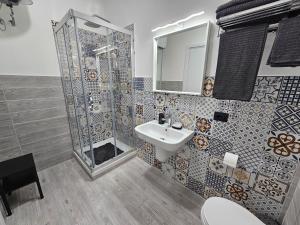 uma casa de banho com um lavatório e um chuveiro em FronteMare Locazione Turistica em Porto Empedocle