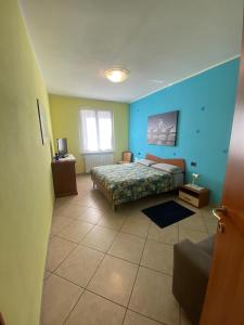1 dormitorio con cama y pared azul en Casa Vacanze Valvendra en Lovere