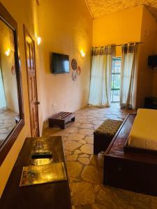 ein Wohnzimmer mit einem Sofa und einem Tisch in der Unterkunft Bamboo Village Resort in Kololi