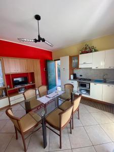 a kitchen with a table and chairs in a room at Casa Vacanze Valvendra in Lovere