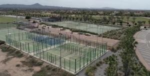 una vista aérea de una pista de tenis en una ciudad en Luxury Apartment Los Olivos HK - 99 HDA Golf Resort, en Fuente Alamo