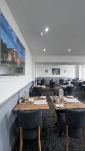 comedor con mesas y sillas de madera en Anchor Head Hotel, en Weston-super-Mare