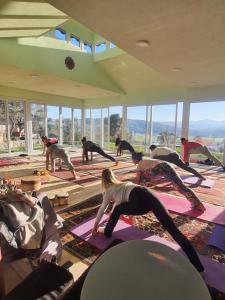 grupa ludzi robiących jogę w pokoju w obiekcie Olive Garden Retreat w mieście Milas