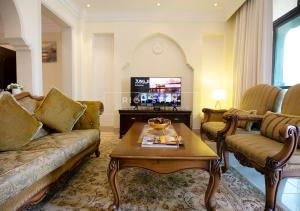 Posezení v ubytování Incredible 2BR apartment, Downtown with Burj & Dubai Mall view by Rich Stay