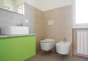 a bathroom with a toilet and a sink at Casa Ierardi - Appartamento Meina in Meina +21 photos