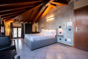 1 dormitorio con 1 cama y 1 silla en Antico Pozzo Apartment, en Bellagio