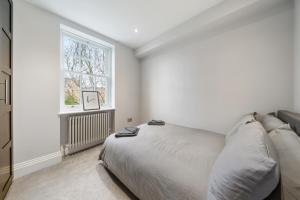 Кровать или кровати в номере Modern 4 Bedroom Townhouse with Cinema Room in the heart of London SE1