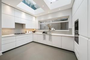 Кухня или мини-кухня в Modern 4 Bedroom Townhouse with Cinema Room in the heart of London SE1
