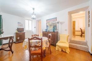 A television and/or entertainment centre at Sole & Mare Camogli Holiday Apartment