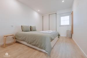 1 dormitorio con 1 cama con espejo grande en The Terrace - Santa Cruz en Santa Cruz