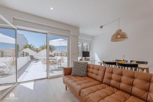 sala de estar con sofá y vistas al océano en The Terrace - Santa Cruz en Santa Cruz