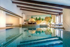 Bazén v ubytování 5 Sterne FeWo Allgäuer Alm mit Schwimmbad und Sauna nebo v jeho okolí