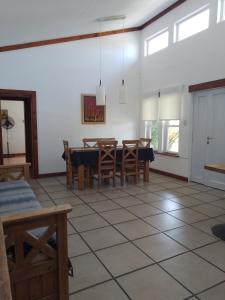 - une salle à manger avec une table et des chaises dans l'établissement Casaquinta La Morena, à Azul