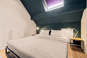 Postel nebo postele na pokoji v ubytování Loft im Herzen von Friedrichshafen - klimatisiert