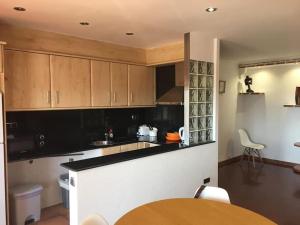 Kuchyň nebo kuchyňský kout v ubytování Precioso apartamento con vistas al mar con piscina