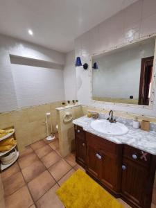 Koupelna v ubytování Precioso apartamento con vistas al mar con piscina