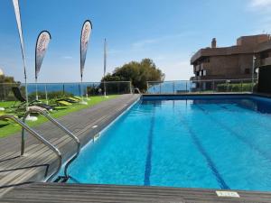 Bazén v ubytování Precioso apartamento con vistas al mar con piscina nebo v jeho okolí
