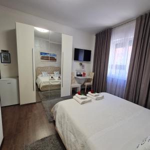 um quarto de hotel com uma cama e um espelho em Appartamento Natalia Verona em Verona