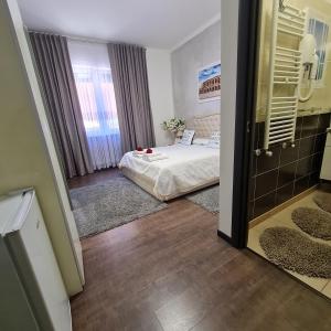 una piccola camera con letto e doccia di Appartamento Natalia Verona a Verona