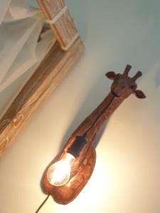 una cuchara de madera está colgada en una pared en La Casetta di Zoe Apartment, en Molfetta
