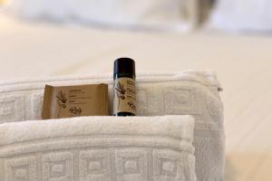 a bottle of wine sitting on top of towels at Areias da Rocha by amcf in Portim&atilde;o