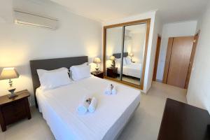- une chambre avec un lit et 2 serviettes dans l'établissement Areias da Rocha by amcf, à Portimão