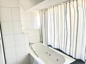Ένα μπάνιο στο Hawa Apartment - two balcony - by PA +9 φωτογραφίες