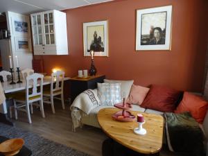 ein Wohnzimmer mit einem Sofa und einem Tisch in der Unterkunft Actif 106 - Hallingheim apartment ski inn/ski ut in Ål