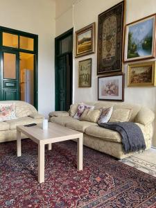 ein Wohnzimmer mit einem Sofa und einem Couchtisch in der Unterkunft Central house with beautiful garden in Amman