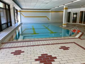 a large swimming pool in a building at Actif 106 - Hallingheim apartment ski inn/ski ut in Al