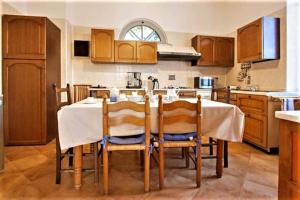 Η κουζίνα ή μικρή κουζίνα στο Luxury Private Lunigiana Villa